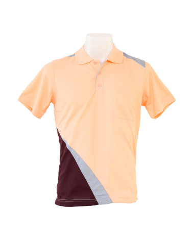 在白色背景上模特兒身上的男襯衫模板