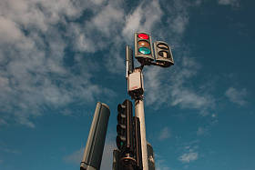 背景为阴天的交通信号灯的低角度视图 