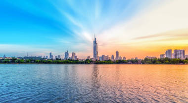 城市湖泊和现代建筑r