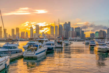 青島灣游艇碼頭及城市建筑景