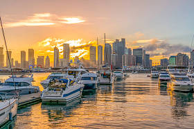 青岛湾游艇码头及城市建筑景