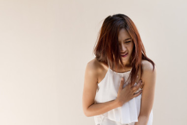 生病的婦人與心臟病、 胸痛、 健康問(wèn)題