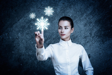 女人指着发光的雪图标图片