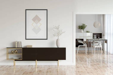 色彩艳丽的大厅，有花束地板，在深色底座之上有垂直的海报，有装饰，可以俯瞰餐厅