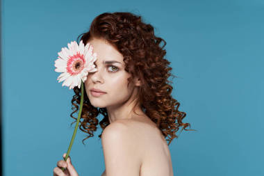 在演播室擺花的年輕女人