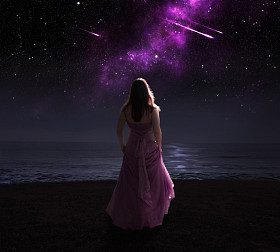 女人和流星划过天空.图片