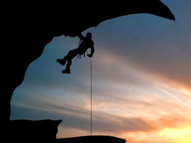 登山掛在一根繩子上的天空背景上