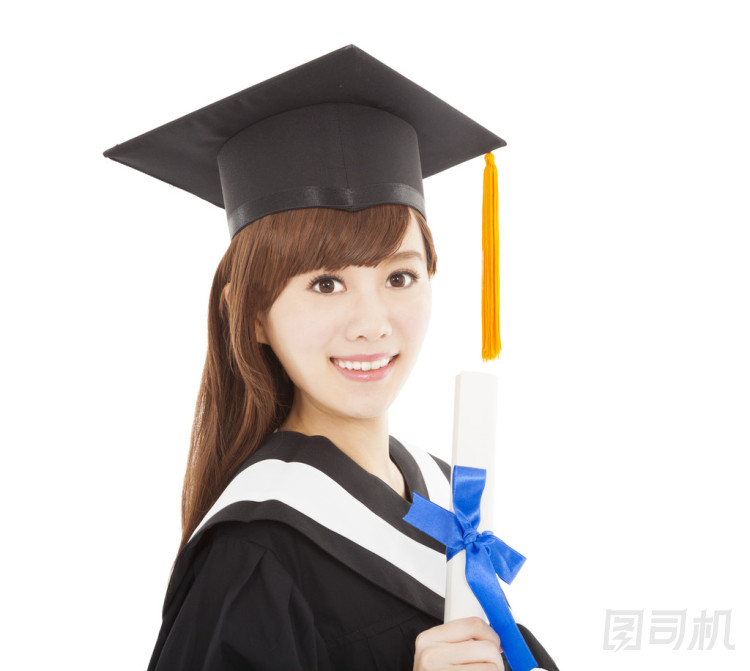 年輕的研究生女學(xué)生抱著和顯示文憑