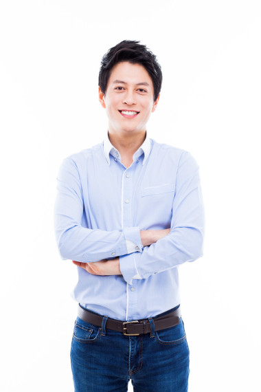 年輕男子帶著笑容