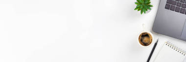 筆記本電腦，咖啡杯，植物，筆記本，白底鋼筆。工作場所概念。頂部視圖,復(fù)制空間,平鋪,水平橫幅