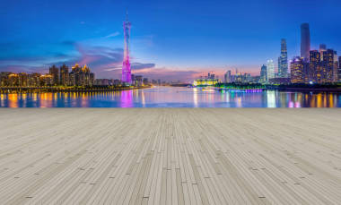 城市摩天大楼和正方形的石板地面