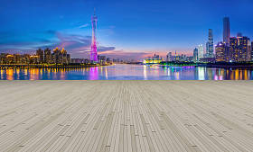 城市摩天大楼和正方形的石板地面