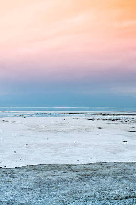 中国青海的卡卡盐湖，中国青海的察卡盐湖。青海的查卡盐湖充满了奇幻的风景