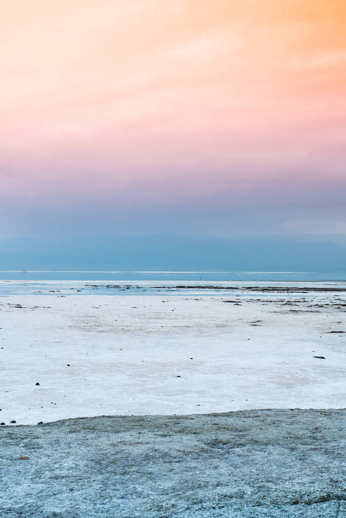 中国青海的卡卡盐湖,中国青海的察卡盐湖。青海的查卡盐湖充满了奇幻的风景 中国青海的卡卡盐湖,中国青海的察卡盐湖。青海的查卡盐湖充满了奇幻的风景