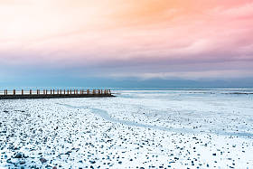 中国青海的卡卡盐湖，中国青海的察卡盐湖。青海的查卡盐湖充满了奇幻的风景