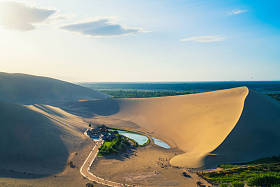 甘肃省敦煌明沙山区越亚温泉风景区.甘肃敦煌新月湖和中国明沙山