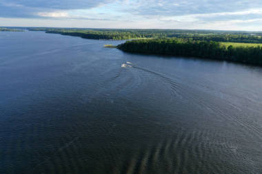 有河流森林和天空中奇异的云彩的自然景