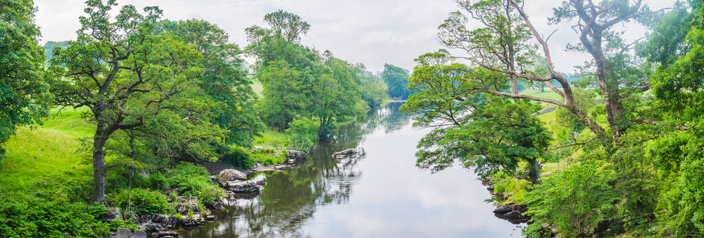 坎布里亚柯克比隆斯代尔的卢恩河全景