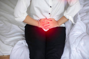 女人有膀胱或尿道炎，有阴道问题，醒来后躺在床上感觉很不舒服，妇女保健概念