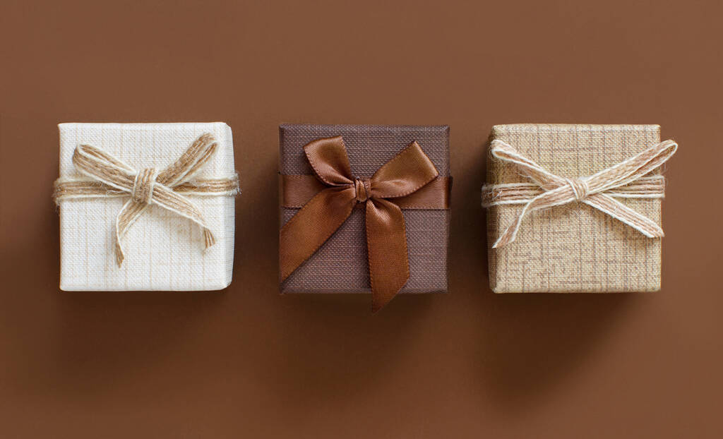 褐色背景顶视图上的褐色色调礼品盒