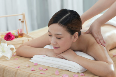 女人享受按摩