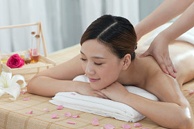 女人享受按摩