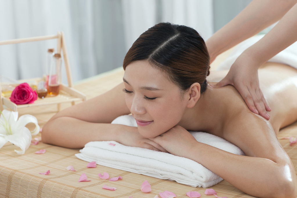女人享受按摩 女人享受按摩