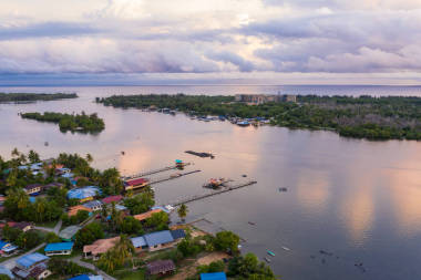 環(huán)繞著綠林的美麗鄉(xiāng)村風(fēng)景的空中無人駕駛圖像