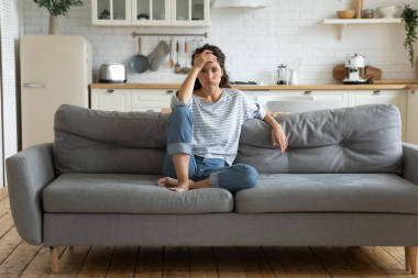 厭倦了的心煩意亂的女人擔(dān)心做家務(wù)會(huì)感到疲勞