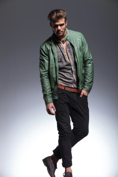 全身的年轻时尚模型摆姿势的图片