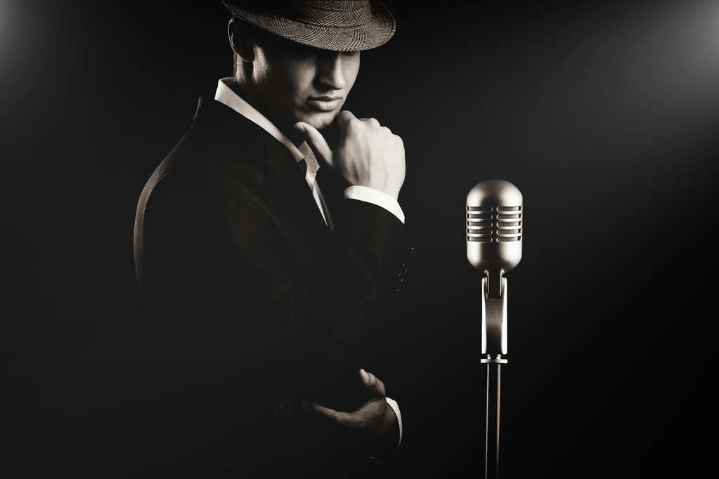 爵士乐歌手在黑暗中戴着帽子低关键肖像 爵士乐歌手在黑暗中戴着帽子低关键肖像