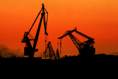 在黃昏的起重機(jī)