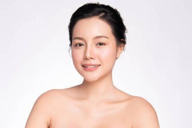 年轻美丽的亚洲女人,皮肤清澈清新.面部护理、面部护理、美容、美容美感、健康的皮肤和化妆品观念、以白种人为背景的女性美的皮肤