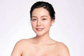 年轻美丽的亚洲女人,皮肤清澈清新.面部护理、面部护理、美容、美容美感、健康的皮肤和化妆品观念、以白种人为背景的女性美的皮肤