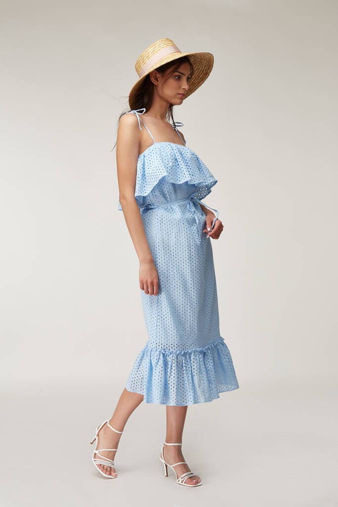 女人漂亮的脸蛋自然化作乌黑的头发晒黑的皮肤身体穿着时尚夏季系列有机棉花边蓝色长裙风格浪漫的散步，配饰和鞋子凉鞋帽子