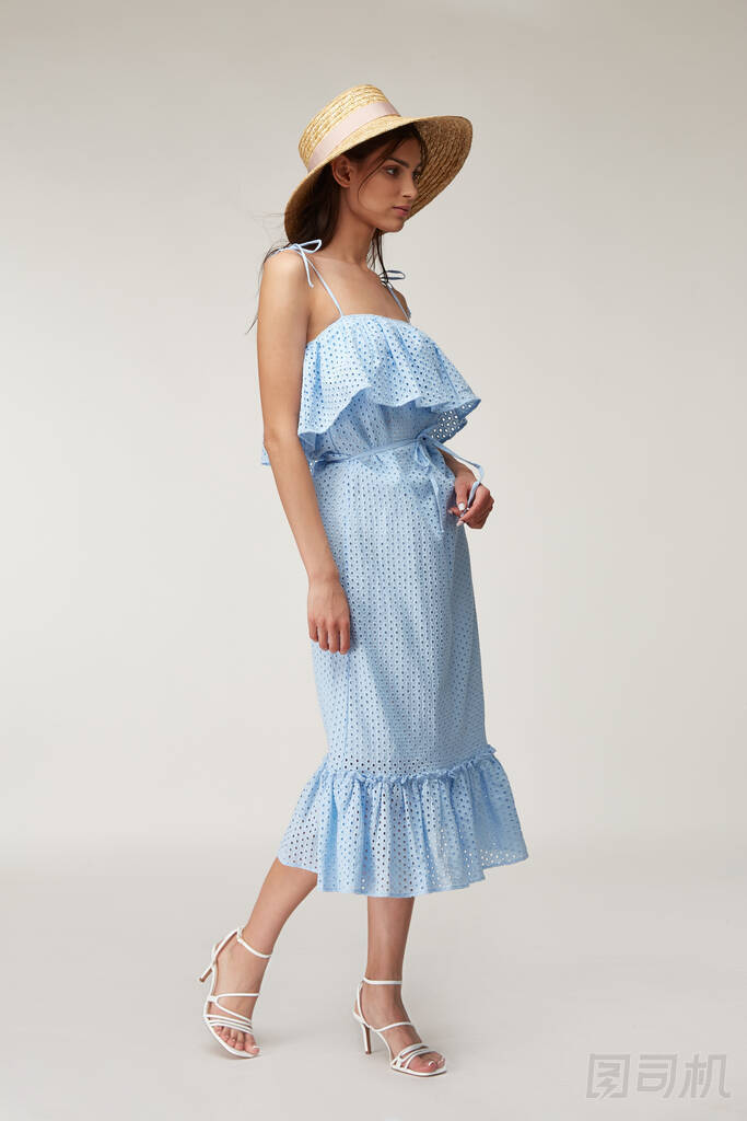 女人漂亮的臉蛋自然化作烏黑的頭發(fā)曬黑的皮膚身體穿著時(shí)尚夏季系列有機(jī)棉花邊藍(lán)色長裙風(fēng)格浪漫的散步，配飾和鞋子涼鞋帽子