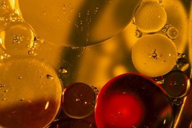 油滴在水的表面上图片