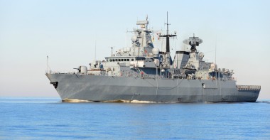 灰色現(xiàn)代艦船在靜水中航