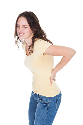 年轻妇女因背痛图片