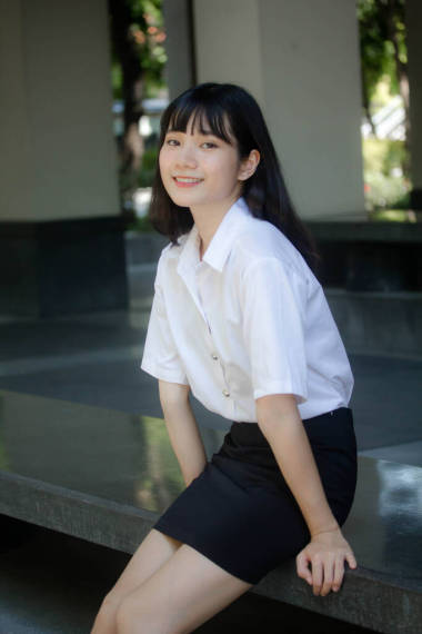 泰國人的畫像- -大專院校校服漂亮女孩放松微笑