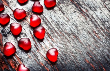 红色的心形糖果图片