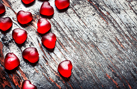 红色的心形糖果图片