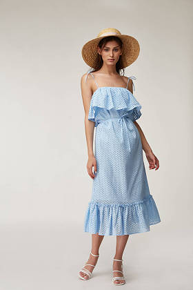 女人漂亮的脸蛋自然化作乌黑的头发晒黑的皮肤身体穿着时尚夏季系列有机棉花边蓝色长裙风格浪漫的散步，配饰和鞋子凉鞋帽子