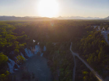 克拉维察瀑布（Kravica waterfall），通常被错误地称为克拉维茨瀑布（Kravice），是波斯尼亚和黑塞哥维那喀斯特腹地特雷比萨特河上的一个大型瀑布