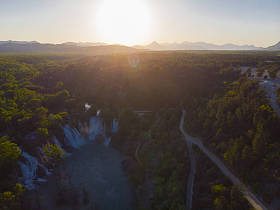 克拉维察瀑布（Kravica waterfall），通常被错误地称为克拉维茨瀑布（Kravice），是波斯尼亚和黑塞哥维那喀斯特腹地特雷比萨特河上的一个大型瀑布