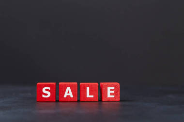 黑色星期五。大购物。最好的建议。销售和折扣概念。深色底色的红色方块，销售题词