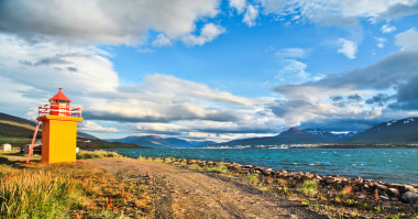 美麗的風(fēng)景與燈塔和日落時(shí)分的海洋