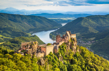 美麗的風(fēng)景與瓦豪，奧地利在日落時的 aggstein 城堡廢墟和多瑙河河