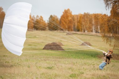 年輕的女飛行員降落傘