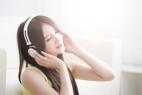 年轻女子在家里的音乐欣赏图片